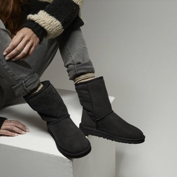 UGG Australia Classic Short Black Leather NWB - Picture 7 of 7